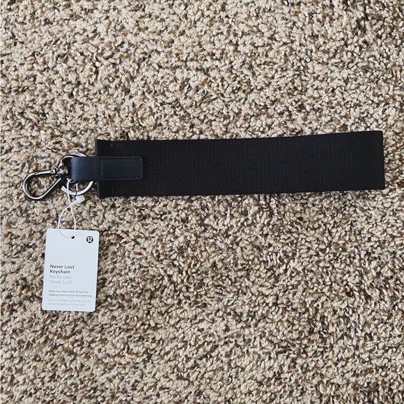 SOLD NWT Lululemon Never Lost Keychain - Picture 4 of 6
